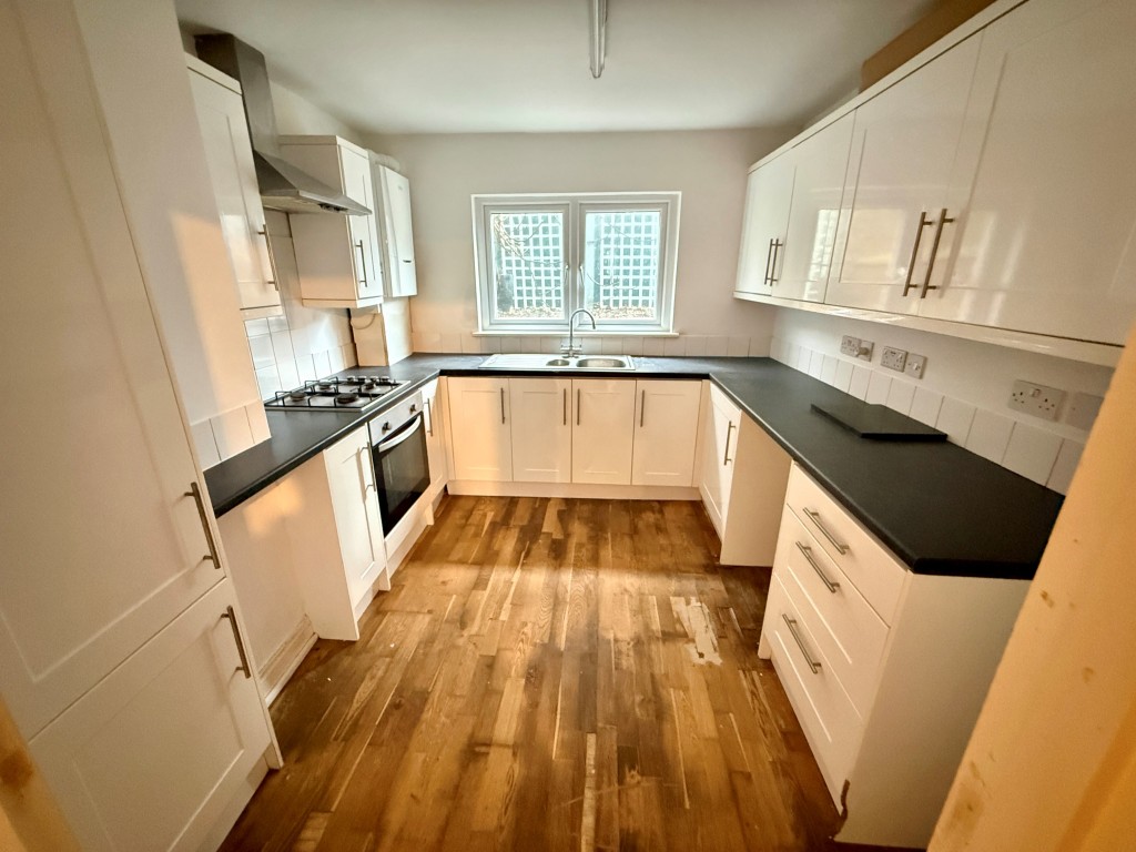 Lot: 19 - END-TERRACE IN TOWN CENTRE WITH POTENTIAL FOR PARKING - Kitchen